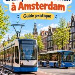 Un tram dans les rues d'Amsterdam, typique des transports en commun de la ville.