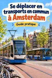 Un tram dans les rues d'Amsterdam, typique des transports en commun de la ville.