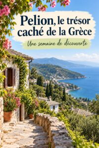 Paysage panoramique de Pelion en Grèce, avec montagnes verdoyantes et mer bleu azur.