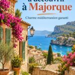 Un panorama du village de Majorque, affichant ses maisons traditionnelles devant la mer.