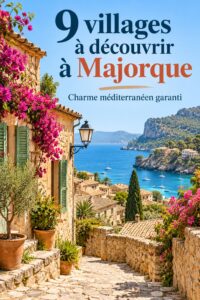 Un panorama du village de Majorque, affichant ses maisons traditionnelles devant la mer.