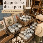 Village de poterie traditionnel au Japon avec des artisans au travail.