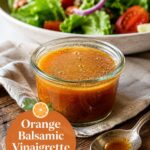 Vinaigrette à l'orange dans un bol avec des agrumes en arrière-plan.