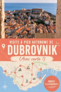 Vue panoramique de Dubrovnik depuis les remparts, montrant ses toits rouges et la mer Adriatique.