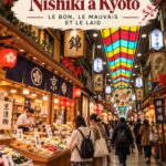 Vue du marché de Nishiki à Kyoto, avec des stands colorés et de la nourriture locale