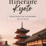 Vue panoramique d'un temple emblématique de Kyoto, entouré de cerisiers en fleurs